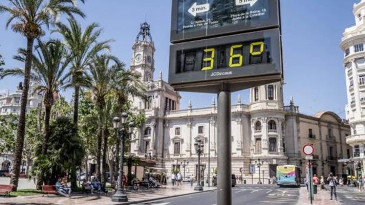 Imagen de archivo de un termómetro en el centro de Valencia