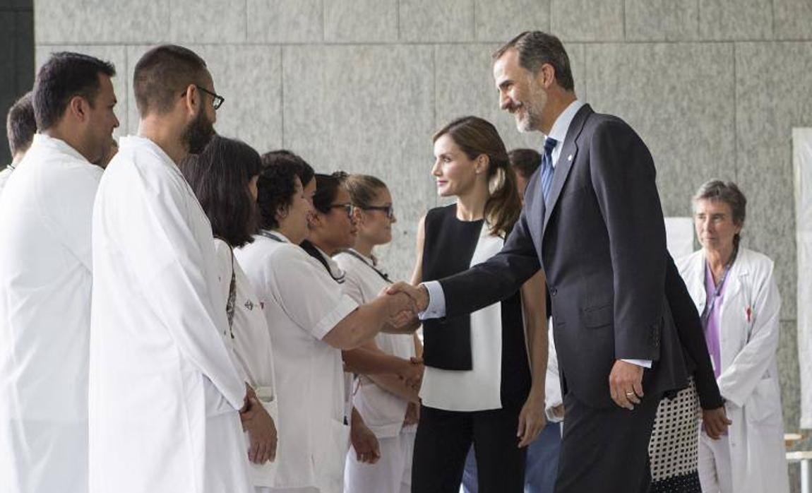 Los Reyes saludan al personal médico durante su visita a los heridos del atentado de Cataluña