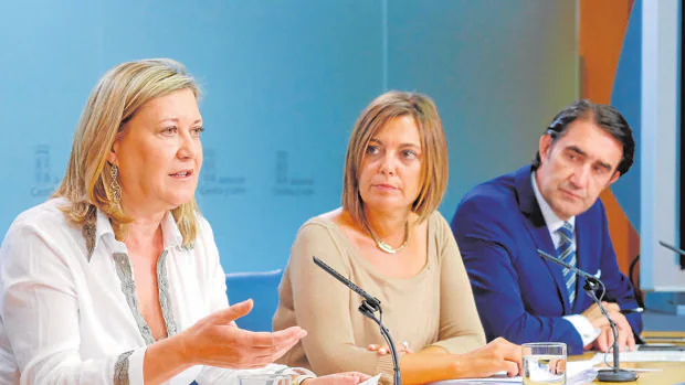 Pilar del Olmo, Milagros Marcos y Juan Carlos Suárez-Quiñones, tras el Consejo de Gobierno este jueves