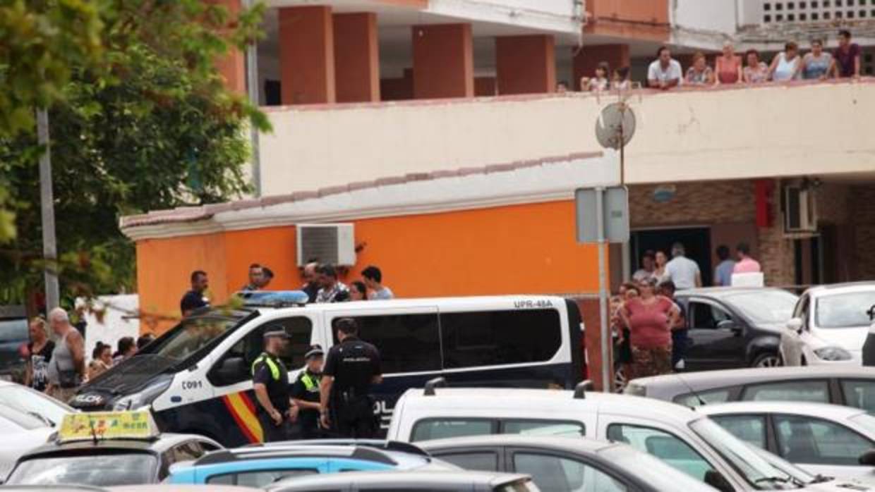 Vecinos y agentes de la Policía Nacional en la zona de la barriada de El Saladillo de Algeciras