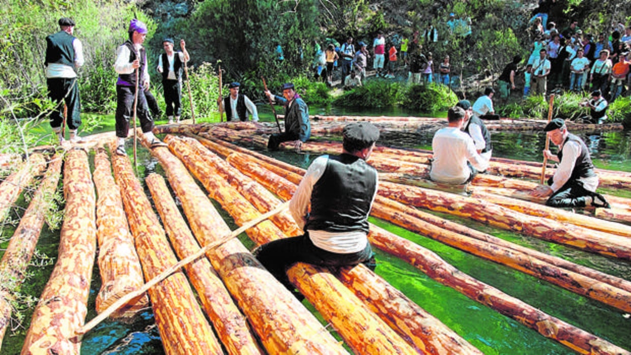 Gancheros con los troncos por el río Tajo