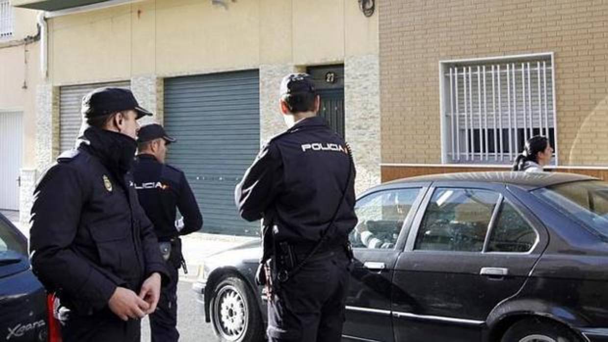 Imagen de archivo de tres agentes de la Policía Nacional de Alicante