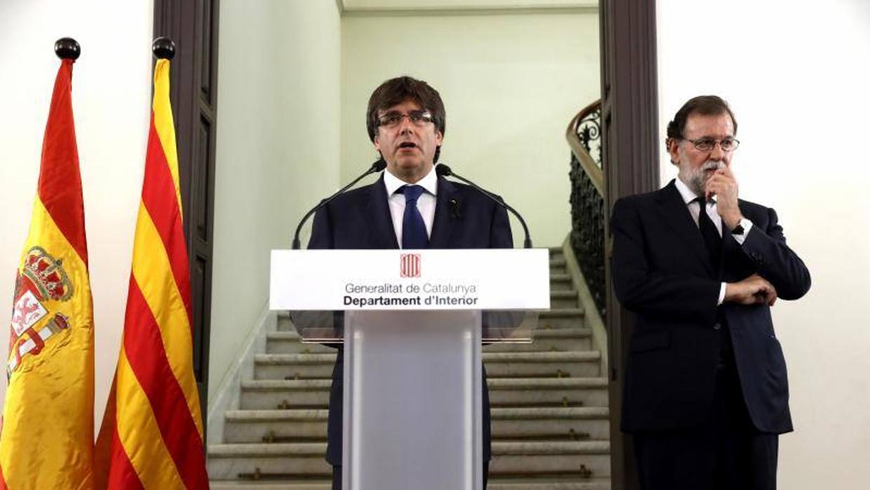 Carles Puigdemont, presidente de la Generalitat, junto al jefe del Ejecutivo español, Mariano Rajoy