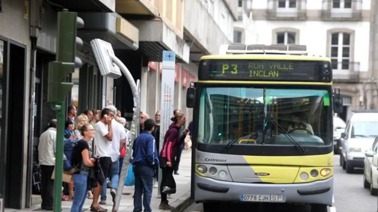 Un autobús recoge a varios viajeros en una parada de Santiago de Compostela