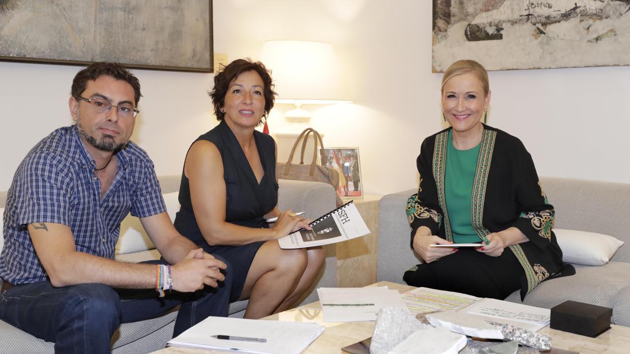 La presidenta Cifuentes, junto a la alcaldesa de San Fernando, Cati Rodríguez, y el primer teniente de alcalde, Joaquín Calzada