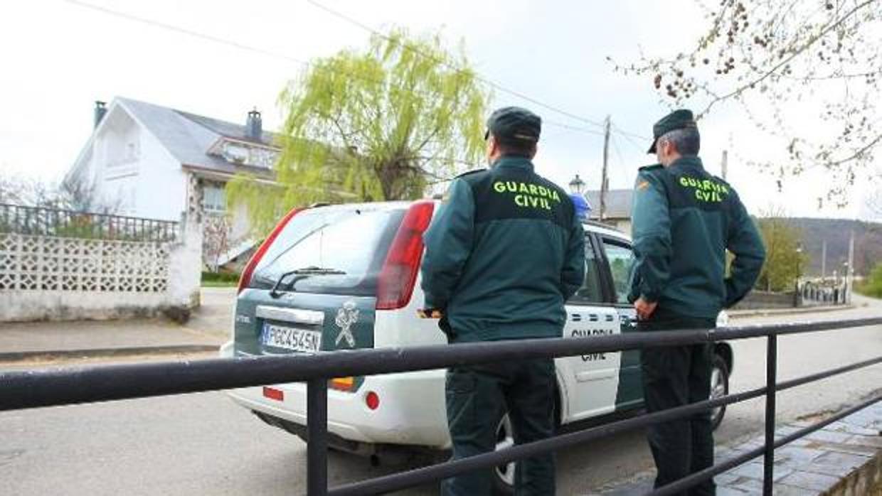 Imagen de archivo de dos agentes de la Guardia Civil