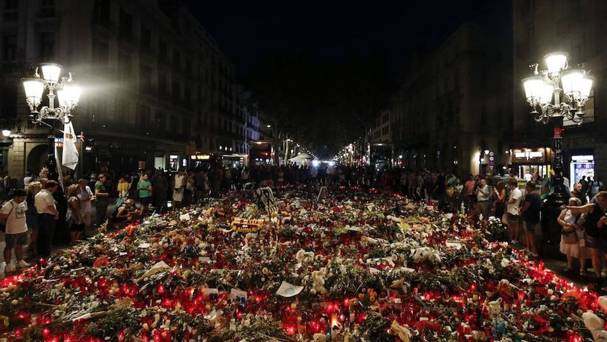 Un manto de flores y velas, en Barcelona, en recuerdo de las víctimas