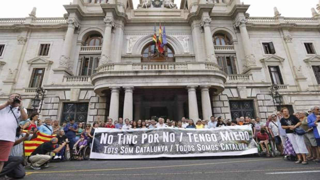 Concentración celebrada este sábado en las puertas del Ayuntamiento de València