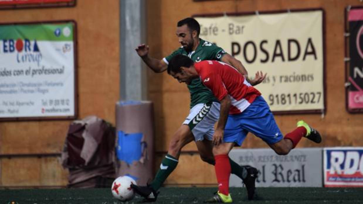 Carlos de Lerma disputa un balón con un rival del Navalcarnero