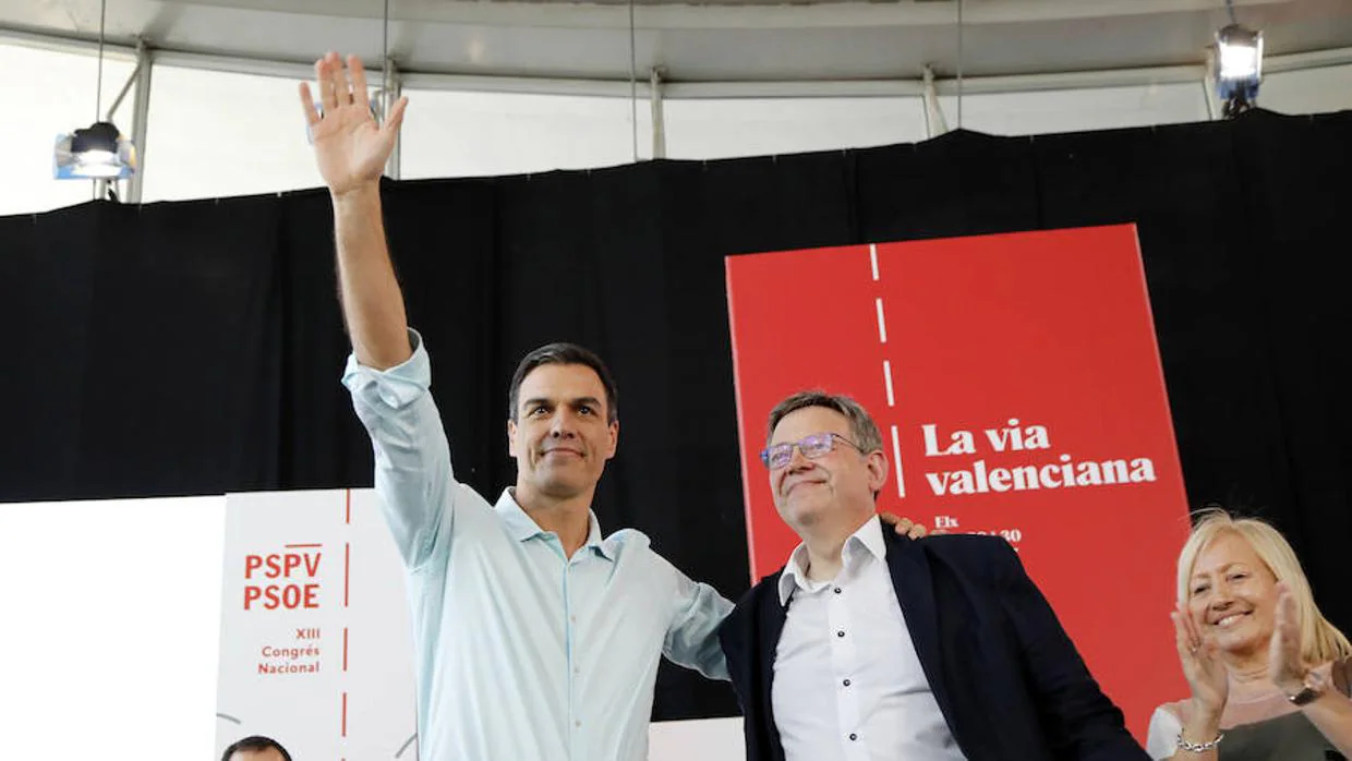 El secretario general del PSOE, Pedro Sánchez, durante la inauguración del Congreso del PSPV junto a Ximo Puig