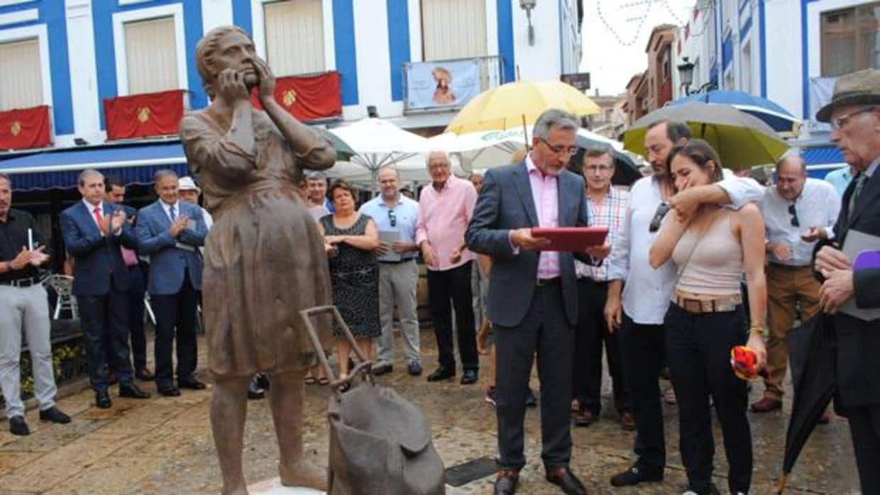 Inauguración de la estatua por parte del alcalde Jesús Martín