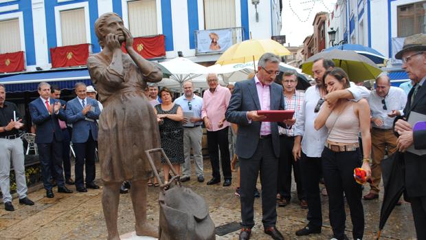 Valdepeñas rinde homenaje a las madres con una escultura