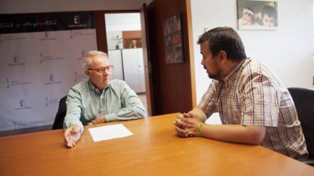 José Ángel de la Casa, en una imagen reciente con el director general de Deportes de Castilla-La Mancha, Juan Ramón Amores