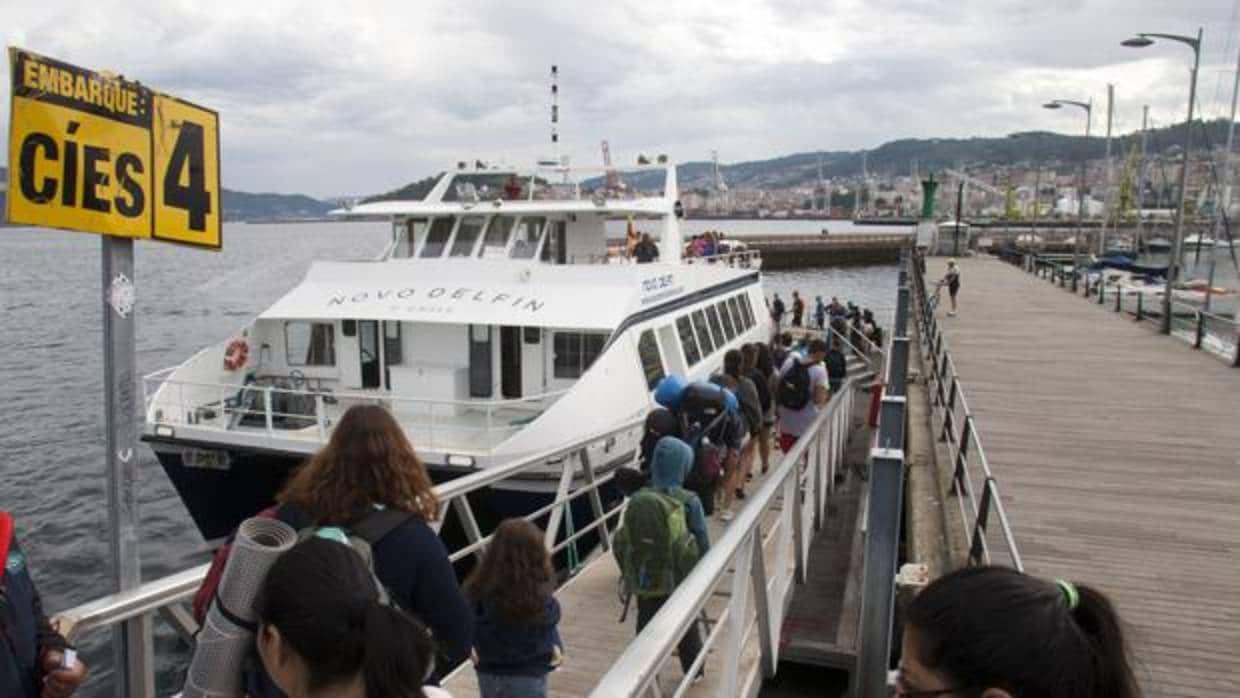 Un grupo de visitantes embarca en uno de los buques que hacen el trayecto hasta las islas