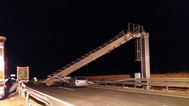 Un camión con carga de Amazon choca contra un panel informativo en Utiel y obliga a cortar una hora la A-3