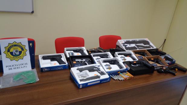 La Policia Local de Sueca confisca més de 30 armes de 4ª categoria en dos comerços de El Perelló