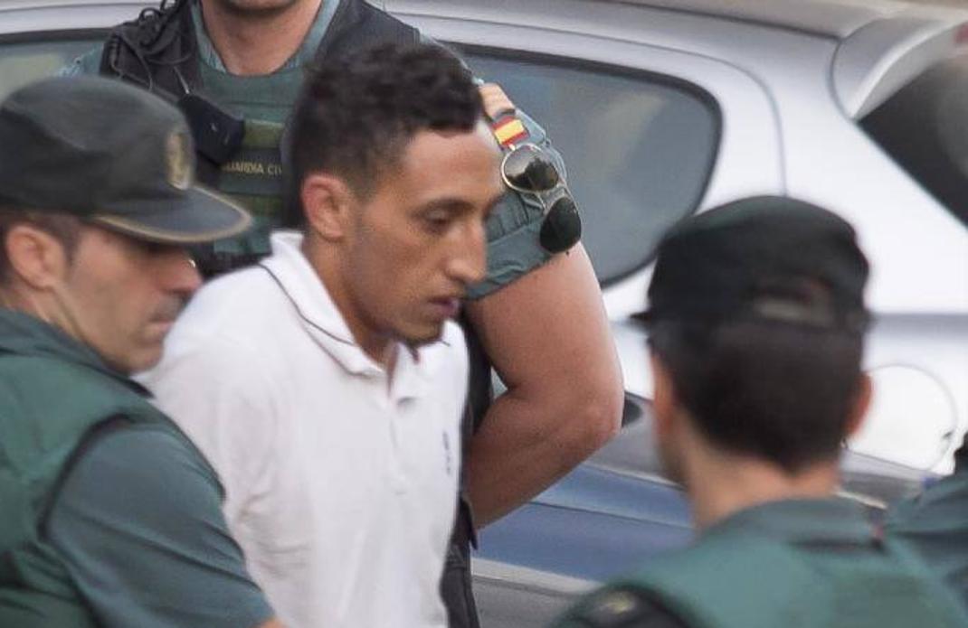 Driss Oukabir es conducido a la prisión de Tres Cantos por agentes de la Guardia Civil