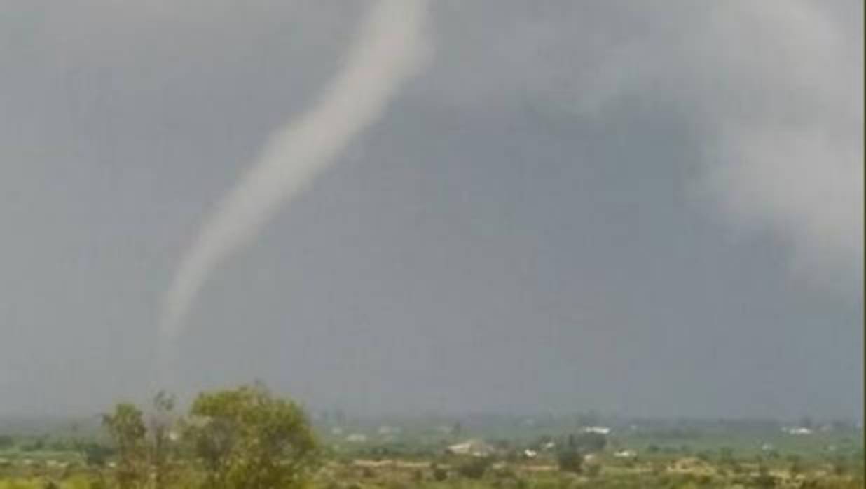 Imagen del pequeño tornado que ha tocado tierra en Castellón