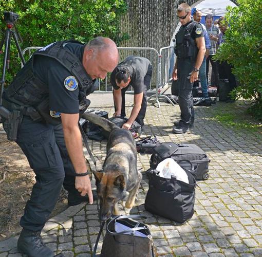 Agentes de la Policía Cantonal con un perro de rastreo