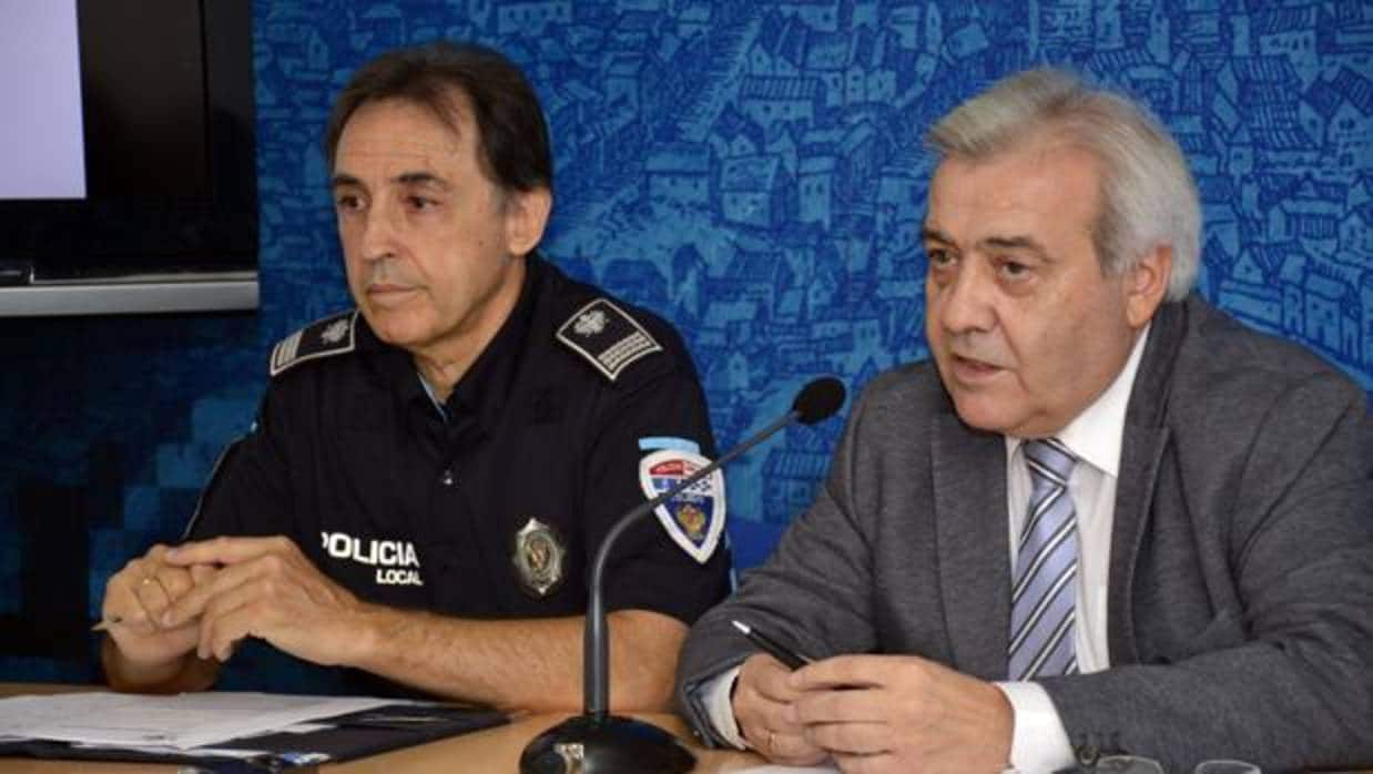 Juan José Pérez del Pino junto al inspector de Policía Local, Antonio Sánchez Palencia