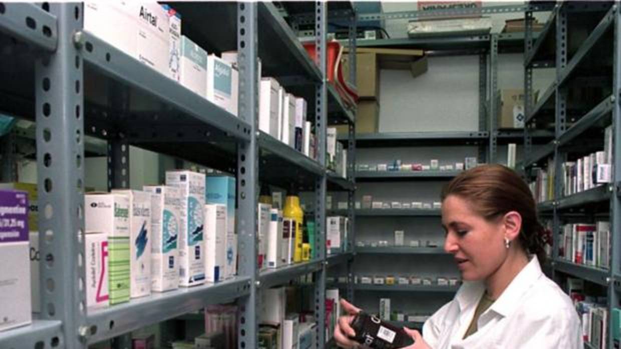 Una farmacéutica en una oficina en Santiago