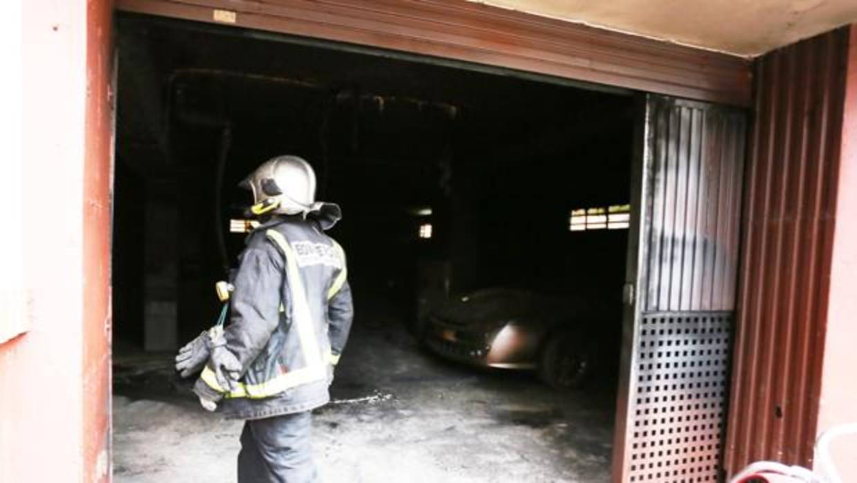 Un bombero procede a entrar en el garaje afectado por el fuego