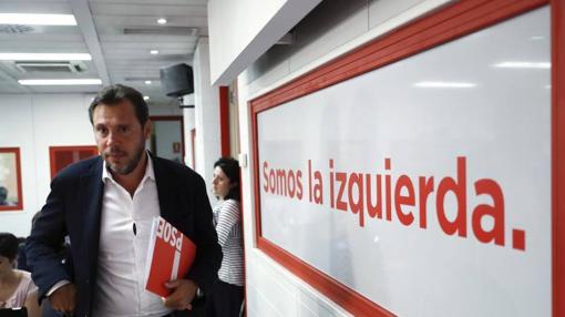 El portavoz del PSOE Óscar Puente durante la rueda de prensa en Ferraz