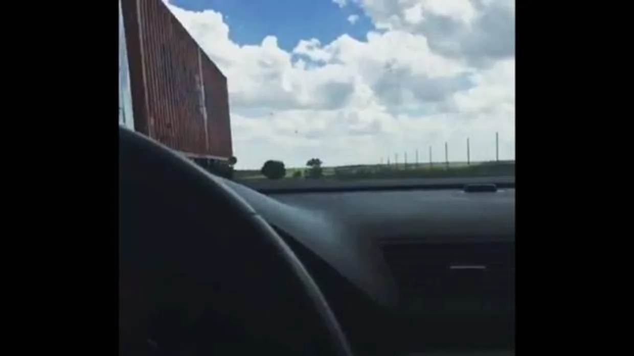 Fotograma del vídeo que circulaba por las redes sociales en que un hombre conducía a 200 Km/h y que la DGT ha publicado en Twitter tras su detención