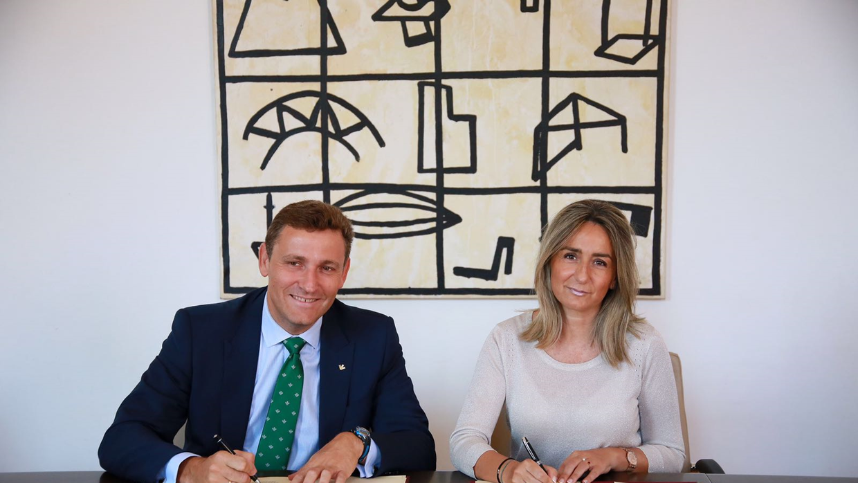 El director general, Victor Manuel Martín López junto con la alcaldesa de Toledo, Milagros Tolón