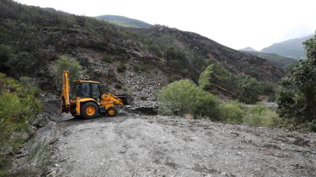 La población leonesa de Peñalba de Santiago ha quedado de nuevo incomunicada por desprendimientos de rocas y barro