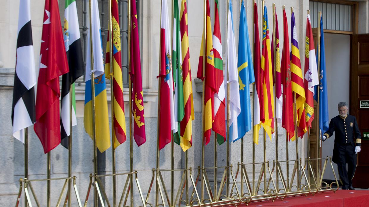 Banderas regionales preparadas para la foto de familia de una reunión de la Conferencia de Presidentes autonómicos