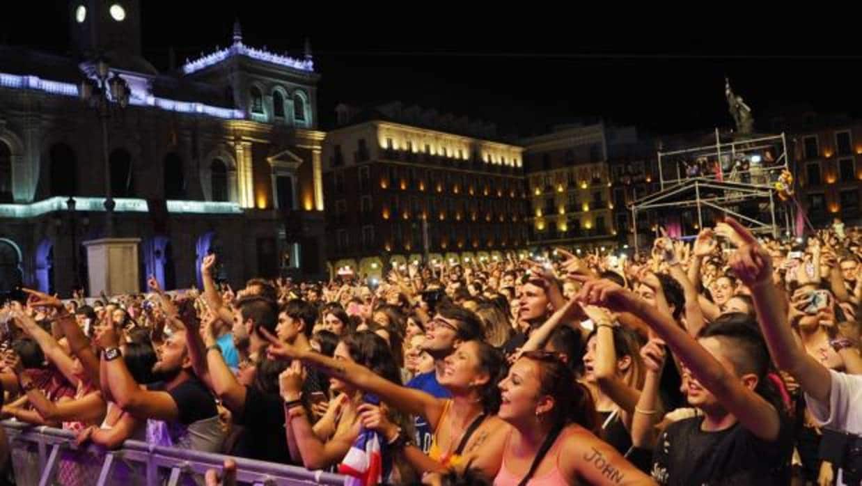 Público en el concierto de John Newman en la Plaza Mayor de Valladolid, durante las pasadas fiestas