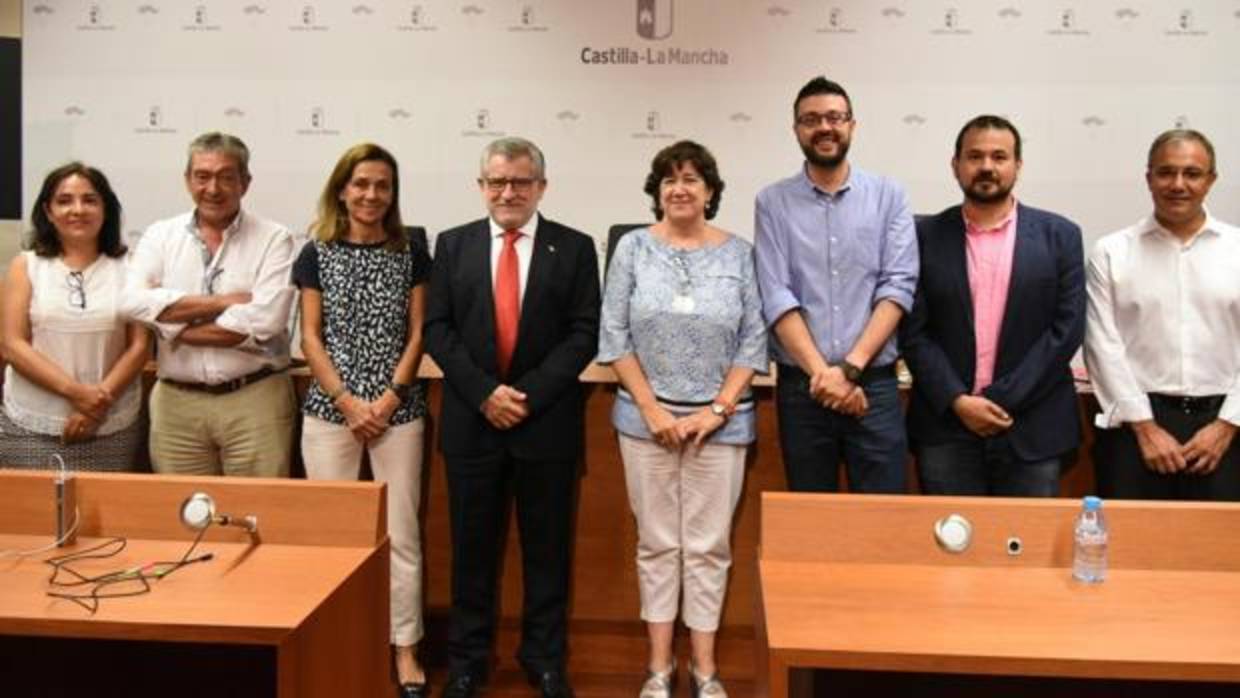 Ángel Felpeto, cuarto por la izquierda, con parte de su equipo, este viernes tras la rueda de prensa