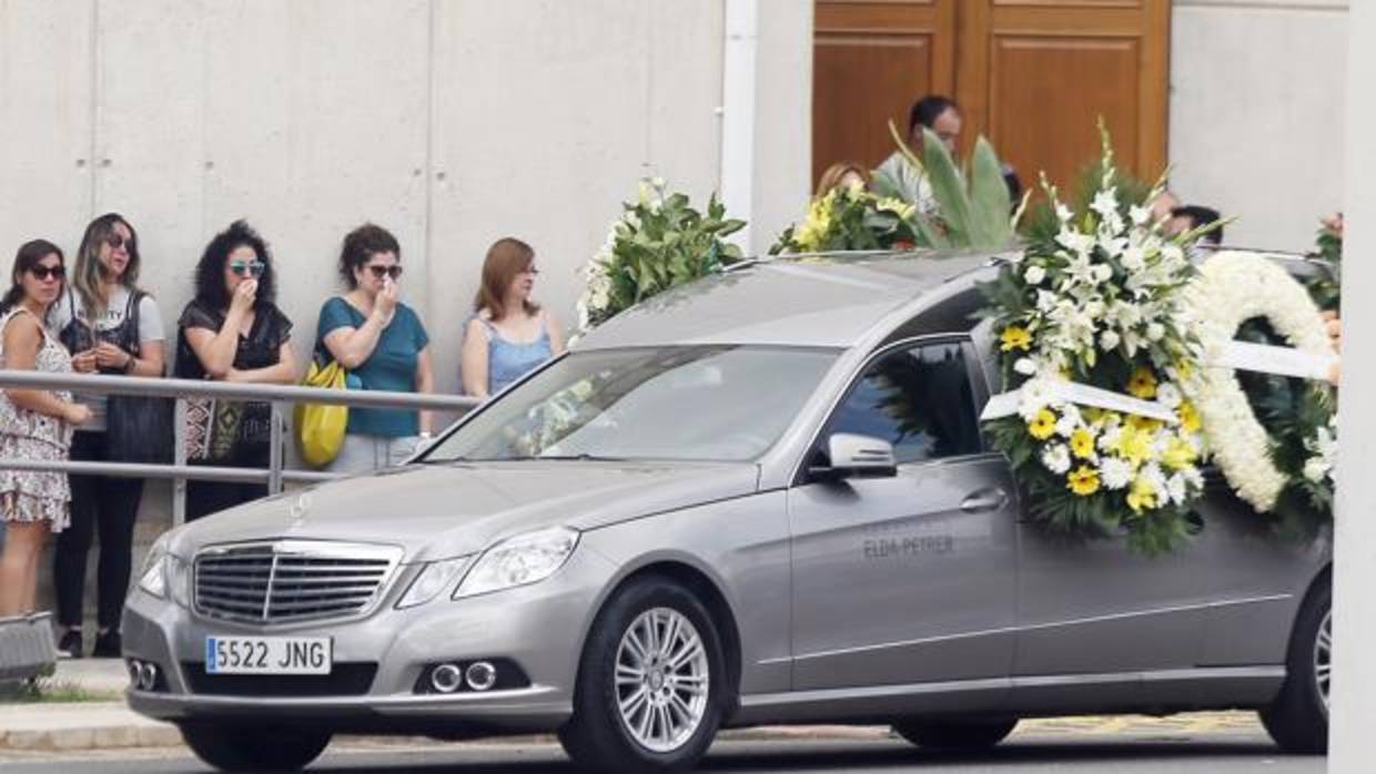 Imagen con el coche que transportaba los restos mortales del menor fallecido