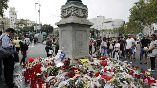 Barceloneses y turistas hacen un alto en el Memorial con flores a las víctimas de atentado terrorista,