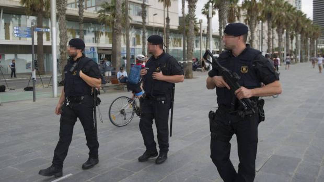 Un grupo de Mossos d'Esquadra patrulla frente al Hospital del Mar de Barcelona