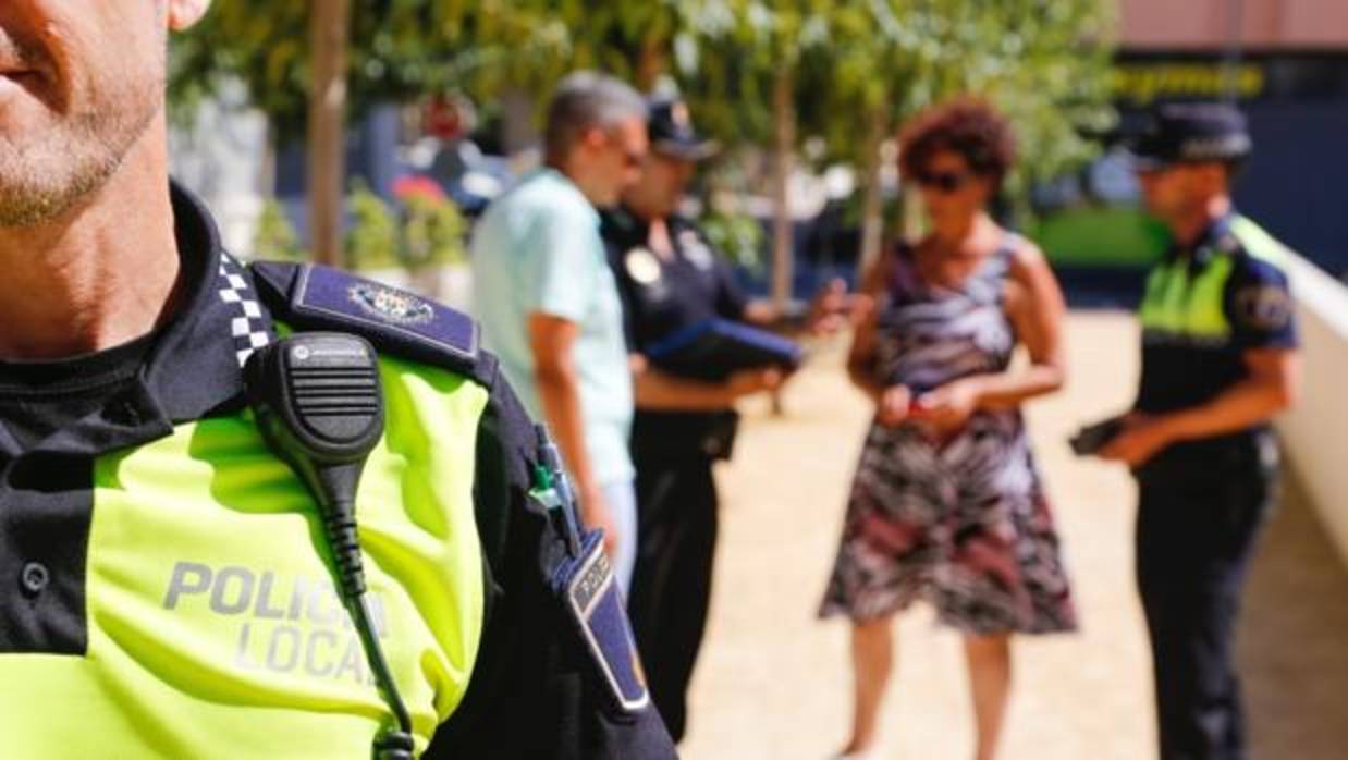 Patrulla con varios agentes de la Policía Local en el casco urbano de Alfaz del Pi, el año pasado