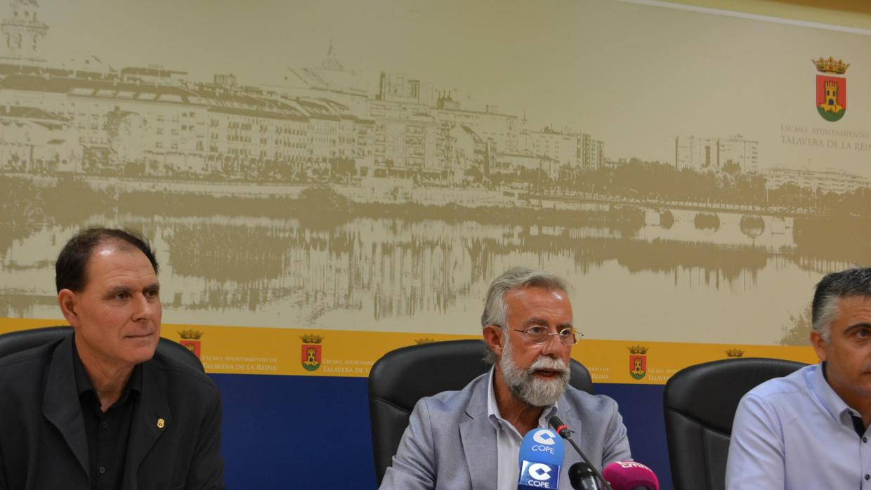 El presidente de la asociación Always Elvis, Benedicto Tapetado; el alcalde y el concejal José Luis Muelas