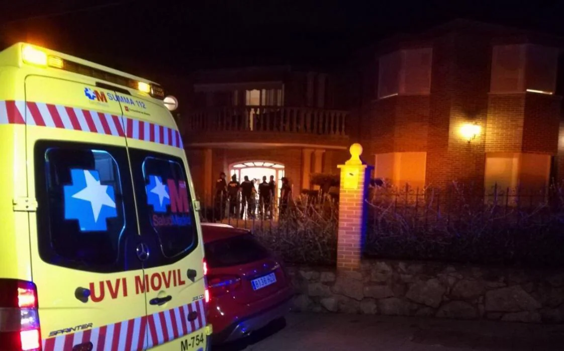 Una ambulancia se trasladó hasta el lugar del asalto, en Boadilla del Monte