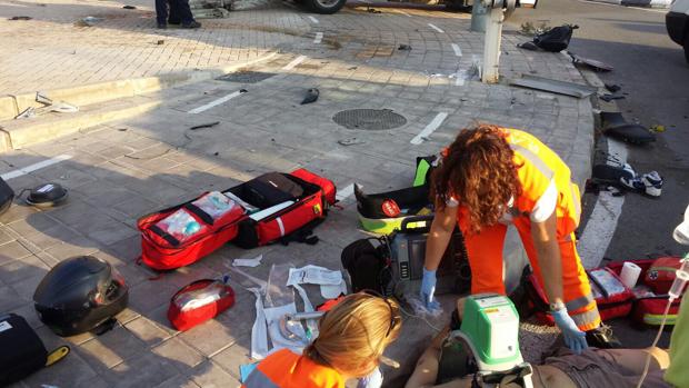 Muere un motorista de 24 años al estrellarse contra una farola en Alicante