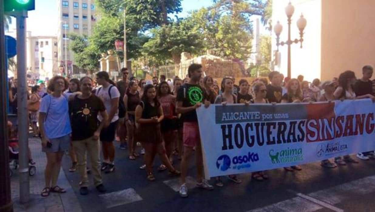 Los concejales de Guanyar Marisol Moreno y Víctor Domínguez, en la protesta antitaurina junto al coso alicantino