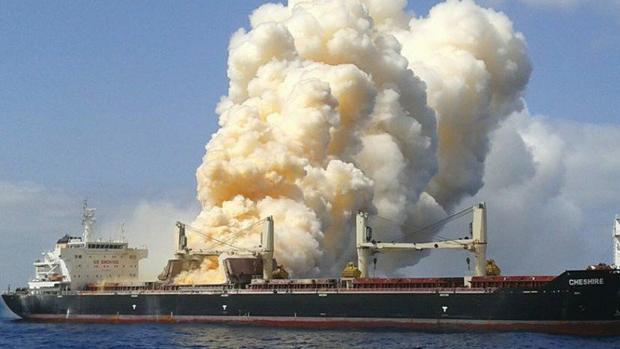 El buque «tóxico» británico Cheshire atraviesa Canarias para irse a la Península