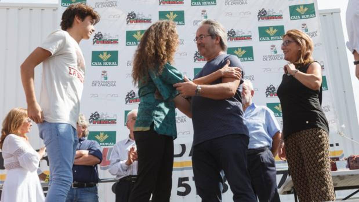 Los familiares de Angel Nieto, el alcalde de Zamora, Francisco Guarido, y la presidenta de la Diputación, Mayte Martín Pozo, asisten al homenaje que le organiza la Asociación Motociclista Zamorana