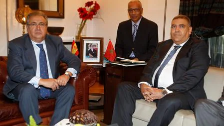 El ministro del Interior en Marruecos en una reunión con su homólogo, Abdelouafi Laftit