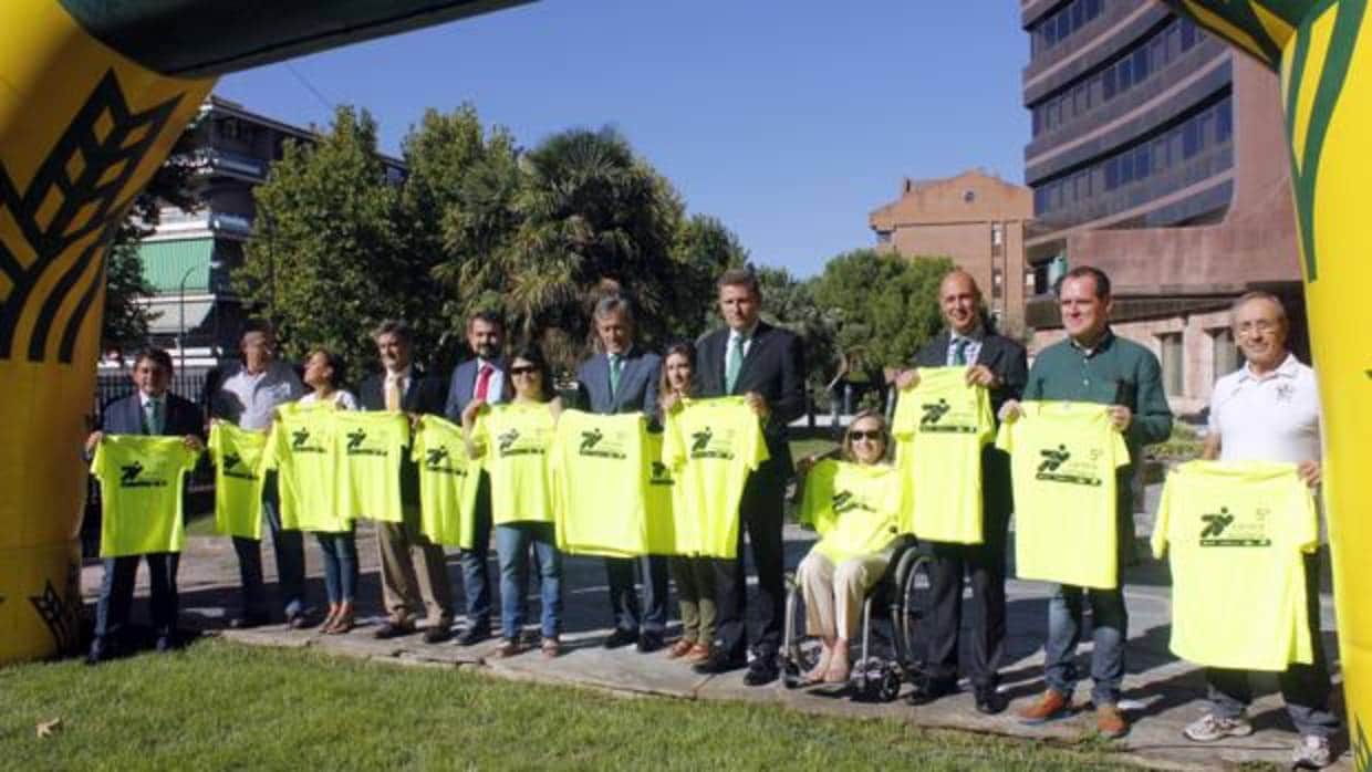 Presentación de la camiseta de la carrera en las instalaciones de Caja Rura en Toledo