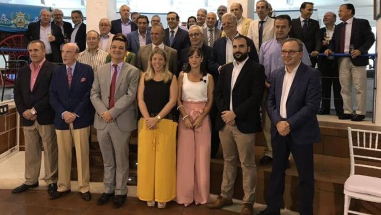 Martínez Arroyo en el centro acompañadp de representantes del sector del vino este lunes