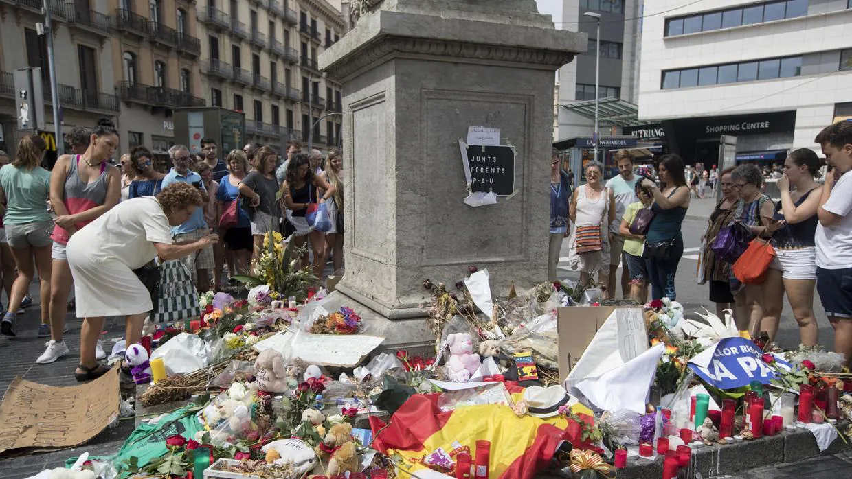 Imagen de la ofrenda a las víctimas del atentado yihadista en Barcelona, en las Ramblas