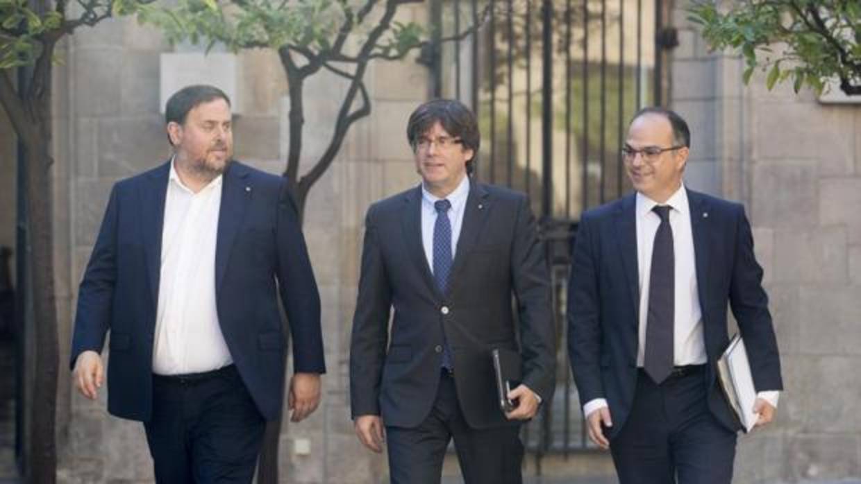 De izquierda a derecha, Junqueras, Puigdemont y Turull, antes de la reunión semanal de la Generalitat, hoy