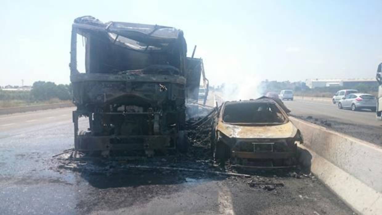 Imagen de los vehículos afectados por el incendio