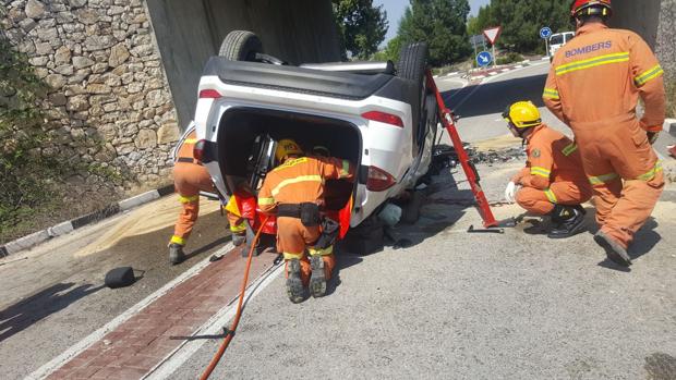 Vídeo: muere el conductor de un coche tras caer por un terraplén de seis metros